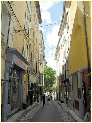 Forcalquier - enge Straße der Altstadt