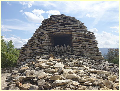 Dorf Village des Bories Steinhütte und Steine von einer zerstörten Hütte