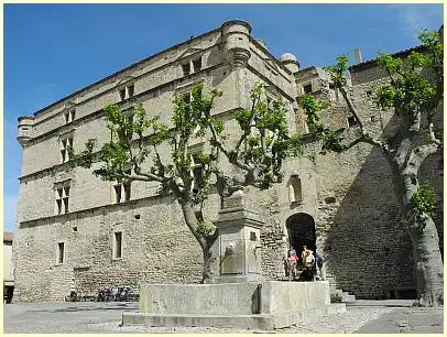 Renaissancefassade Château de Gordes und Brunnen Place Genty Pantaly