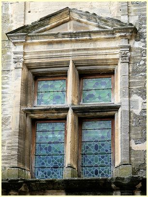 verziertes Steinkreuzfenster Château de Gordes