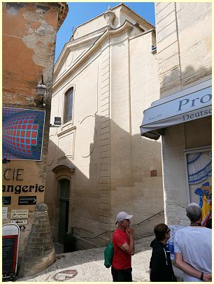 Gordes - Front Kirche Saint-Firmin