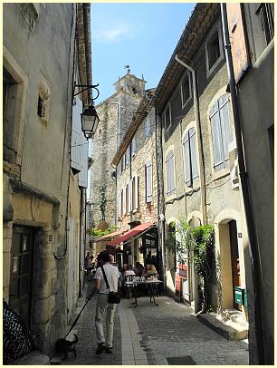 Grignan - Rue en Calade mit Glockenturm (Beffroi)