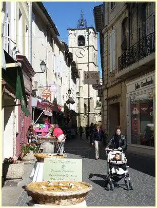 L'Isle-sur-la-Sorgue - Altstadt und Kirchturm