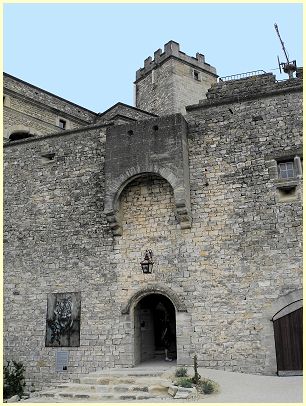Donjon und Portal Schloss Château du Barroux