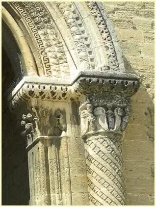 Kapitelle südliche Vorhalle Kirche Notre-Dame-du-Lac