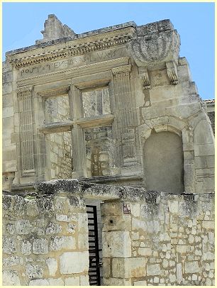 Fenêtre Post Tenebras Lux 1571 - Les Baux-de-Provence