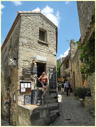 Gasse mit Läden und Boutiquen - Les Baux-de-Provence