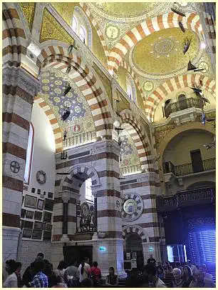 Kirchenschiff mit Votivgaben - Basilika (Basilique) Notre-Dame de la Garde