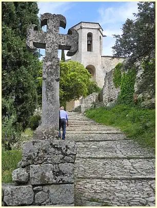 Oppède-le-Vieux - romanisches Kreuz Kirche Église Notre-Dame-d'Alydon