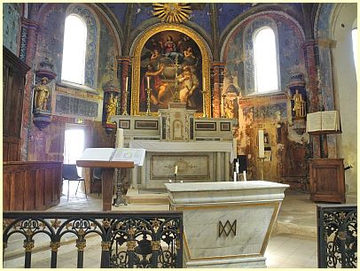 Oppède-le-Vieux - Chor mit Altar
