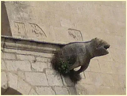 Kathedrale Notre-Dame - Quadersteine mit Reliefs