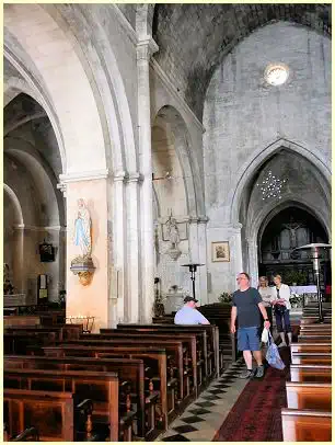 Sault - Kirchenschiff und Seitenschiff Notre-Dame-de-la-Tour